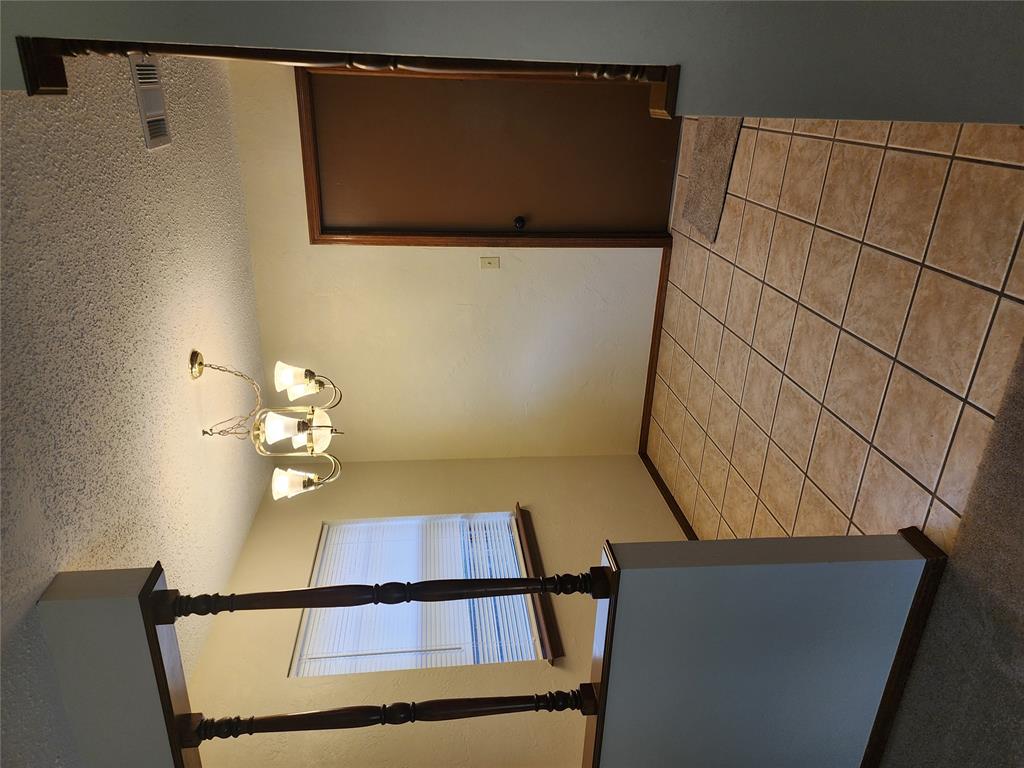 2605 N Donald Avenue Property Photo 9