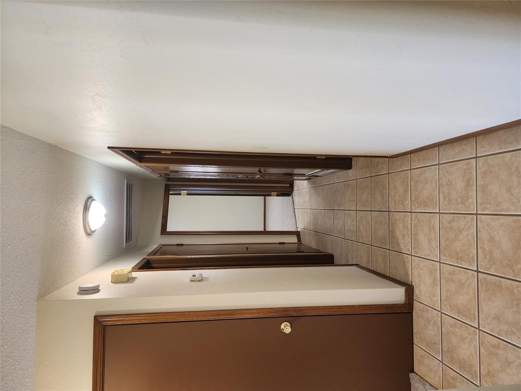 2605 N Donald Avenue Property Photo 12