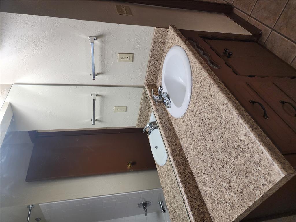 2605 N Donald Avenue Property Photo 13