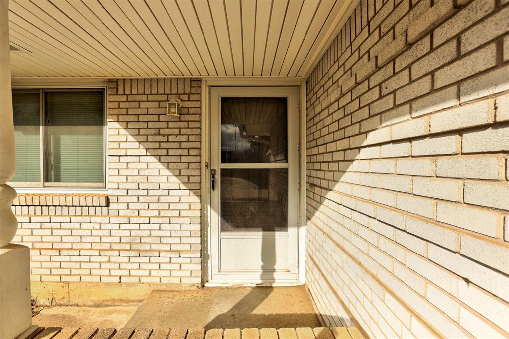 2025 Albert Drive Property Photo 5