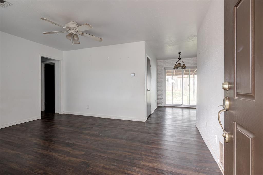 2025 Albert Drive Property Photo 6