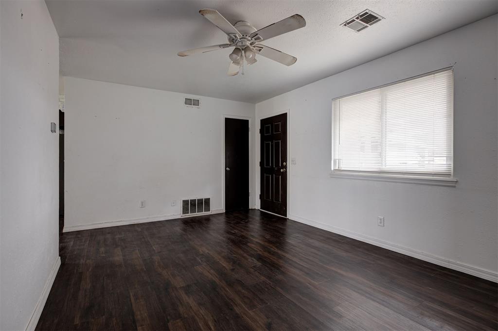 2025 Albert Drive Property Photo 8