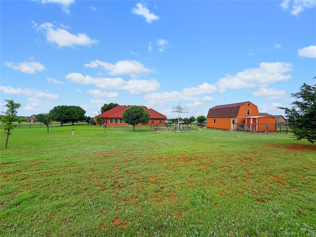 594 Ne Valley View Road Property Photo 4