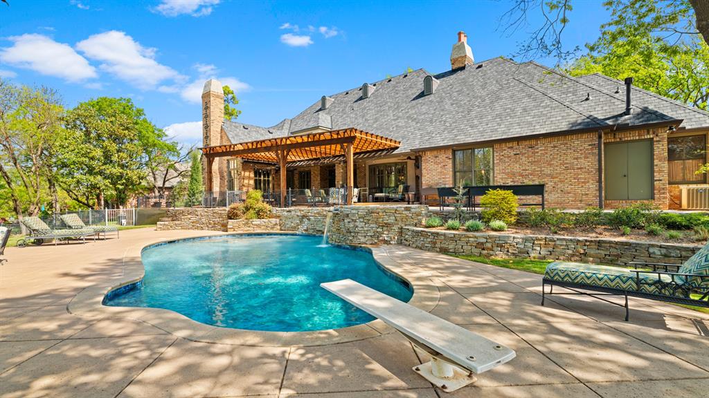 1645 Saratoga Way Property Photo 1