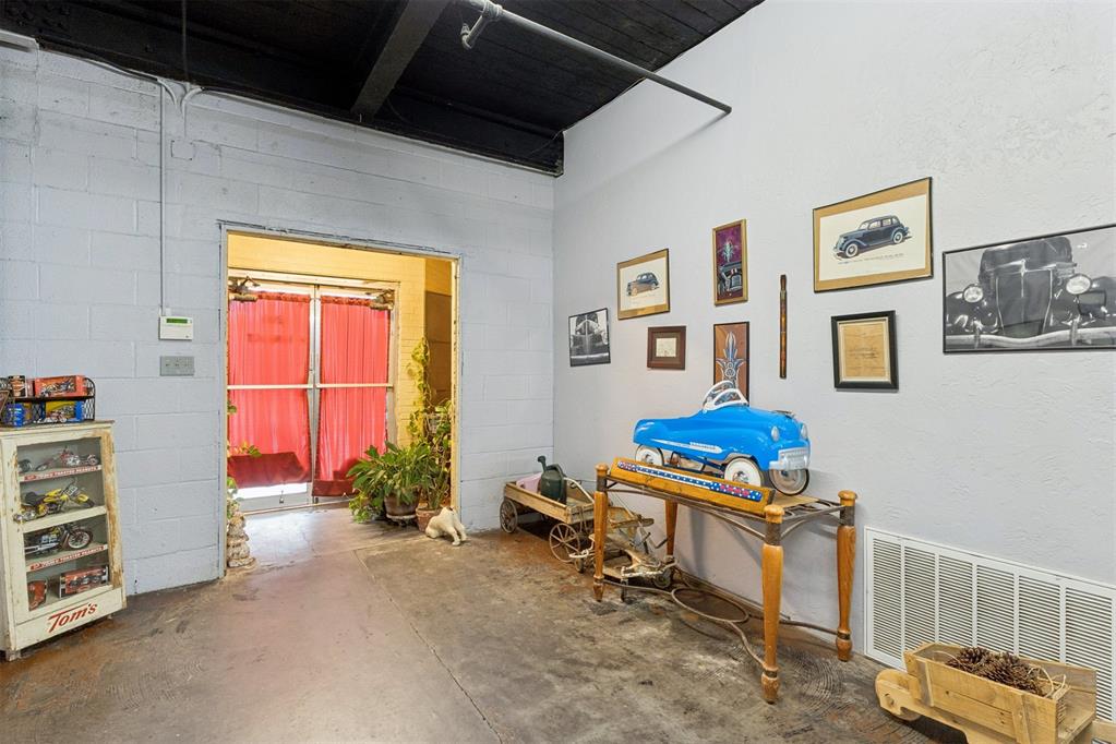 1200 W Benedict Street Property Photo 3