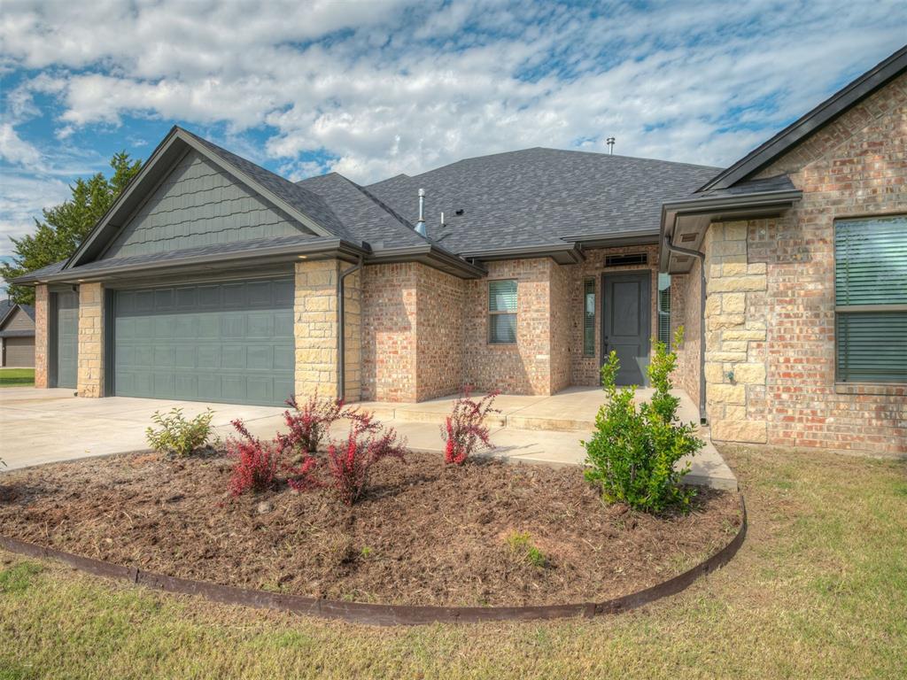 9070 Oak Tree Circle Property Photo 1