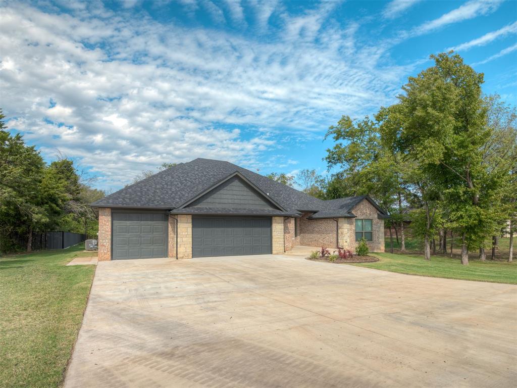 9070 Oak Tree Circle Property Photo 3