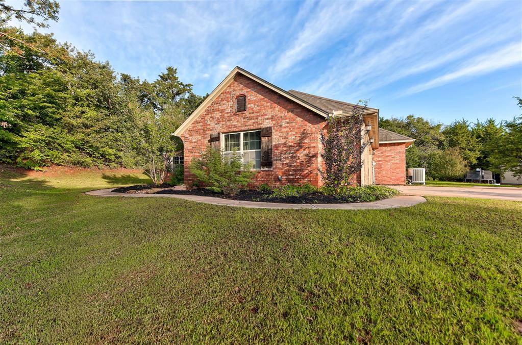 3800 Woodridge Trail Property Photo 3