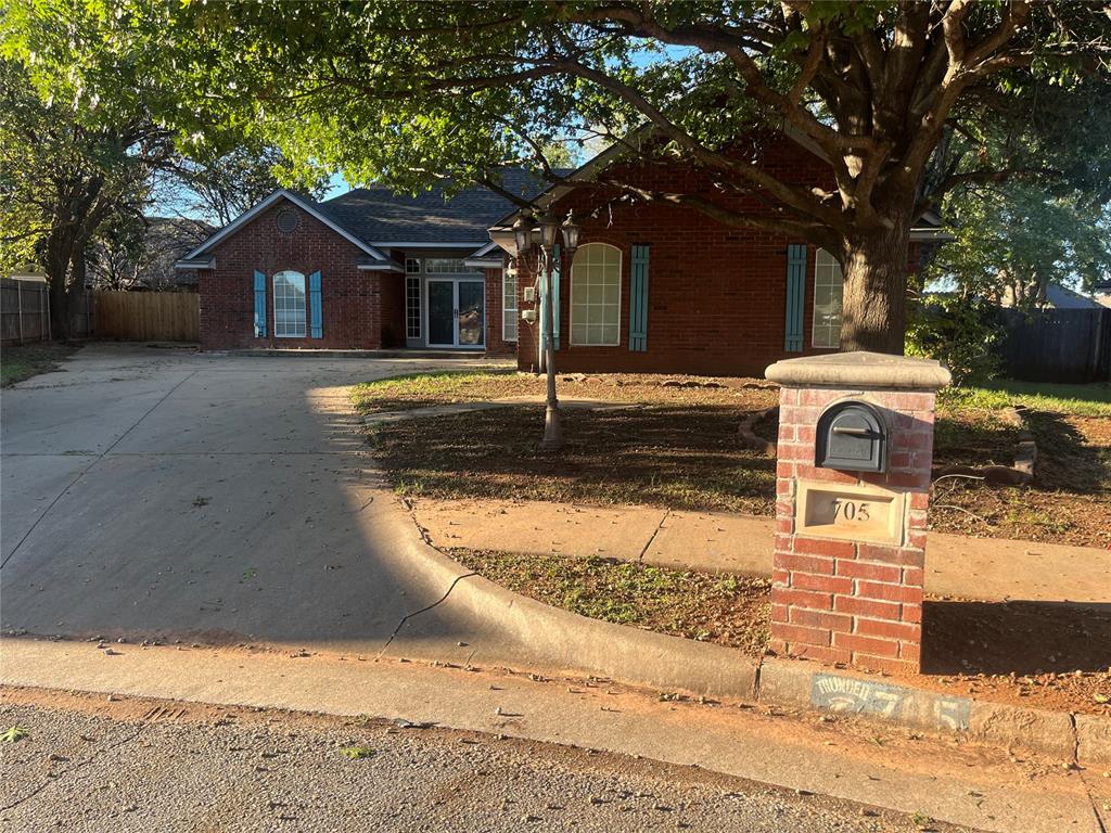 705 Copperfield Court Property Photo 4