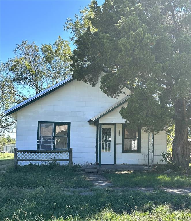 808 S Oak Property Photo 1
