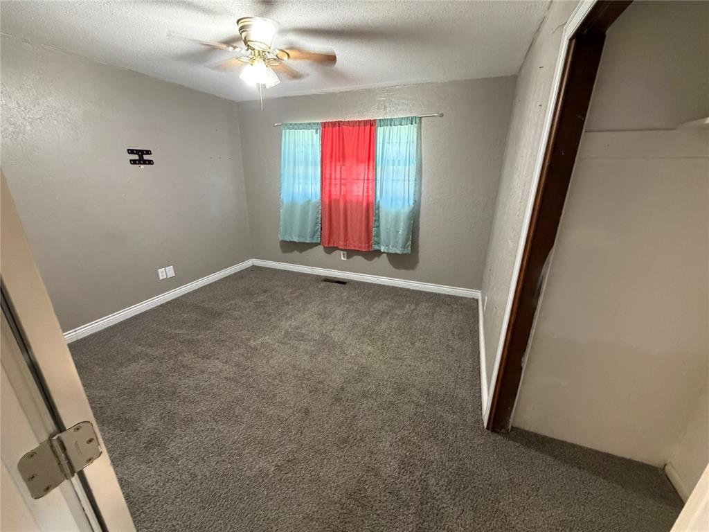 202 S Locust Street Property Photo 9