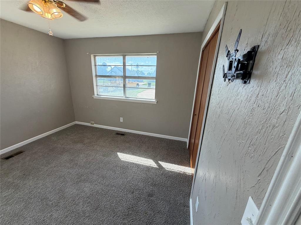 202 S Locust Street Property Photo 13