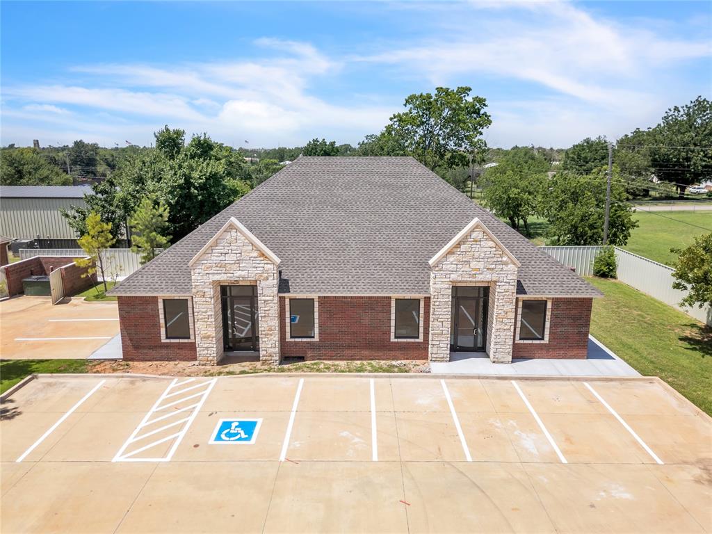 207 E Memorial Road Property Photo 1