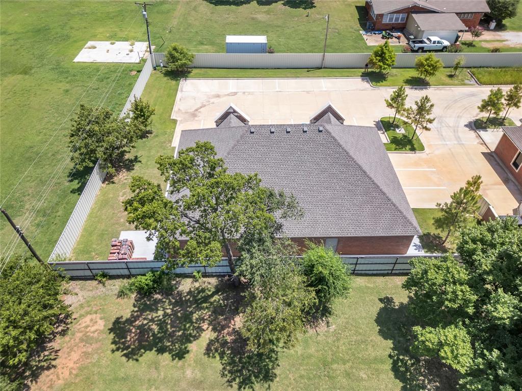 207 E Memorial Road Property Photo 5