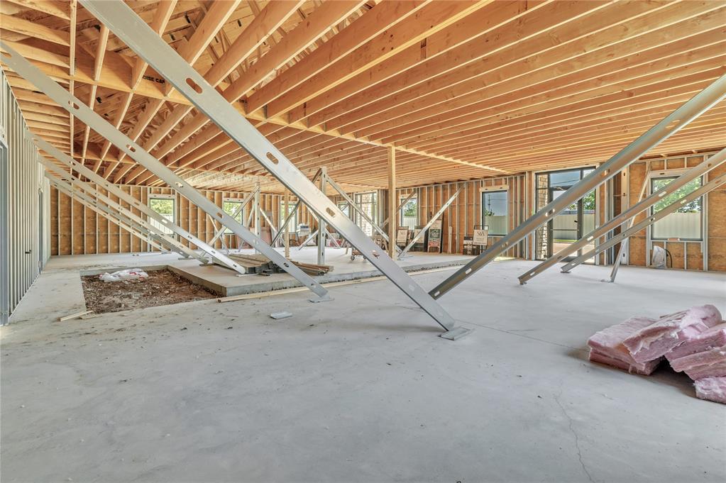 207 E Memorial Road Property Photo 8