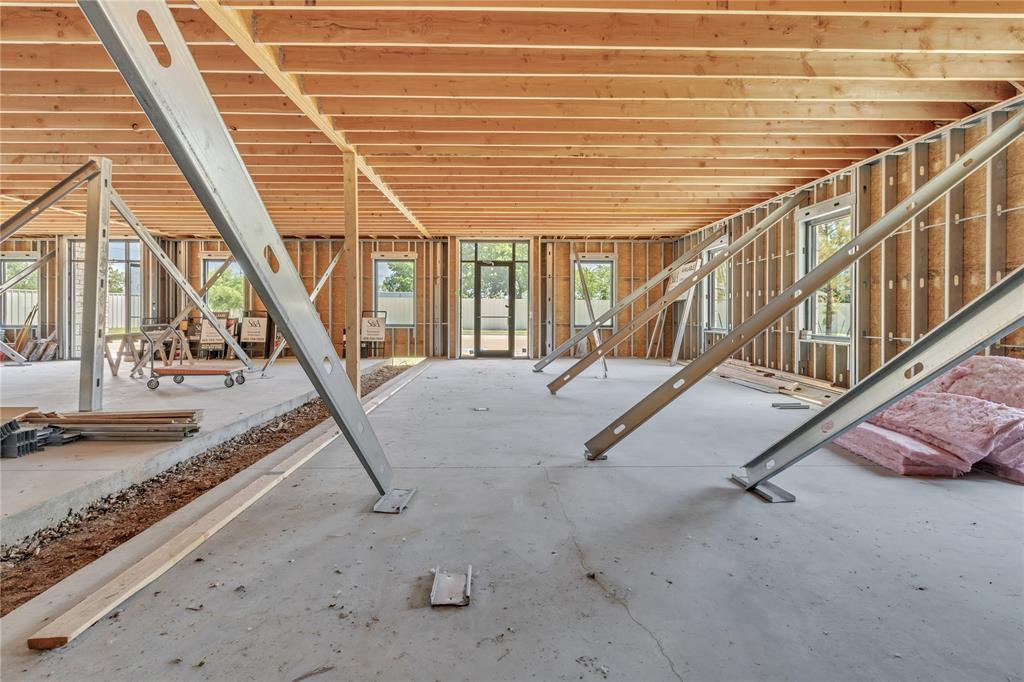 207 E Memorial Road Property Photo 9