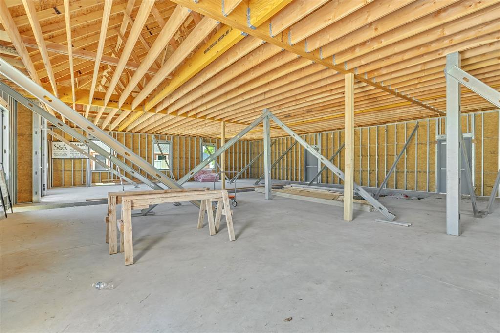 207 E Memorial Road Property Photo 11