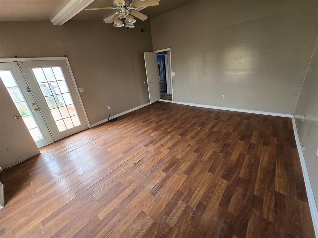 223 S Oak Street Property Photo 4