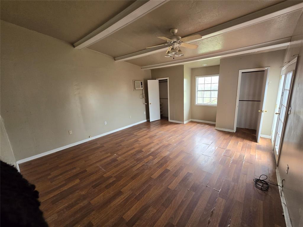223 S Oak Street Property Photo 5
