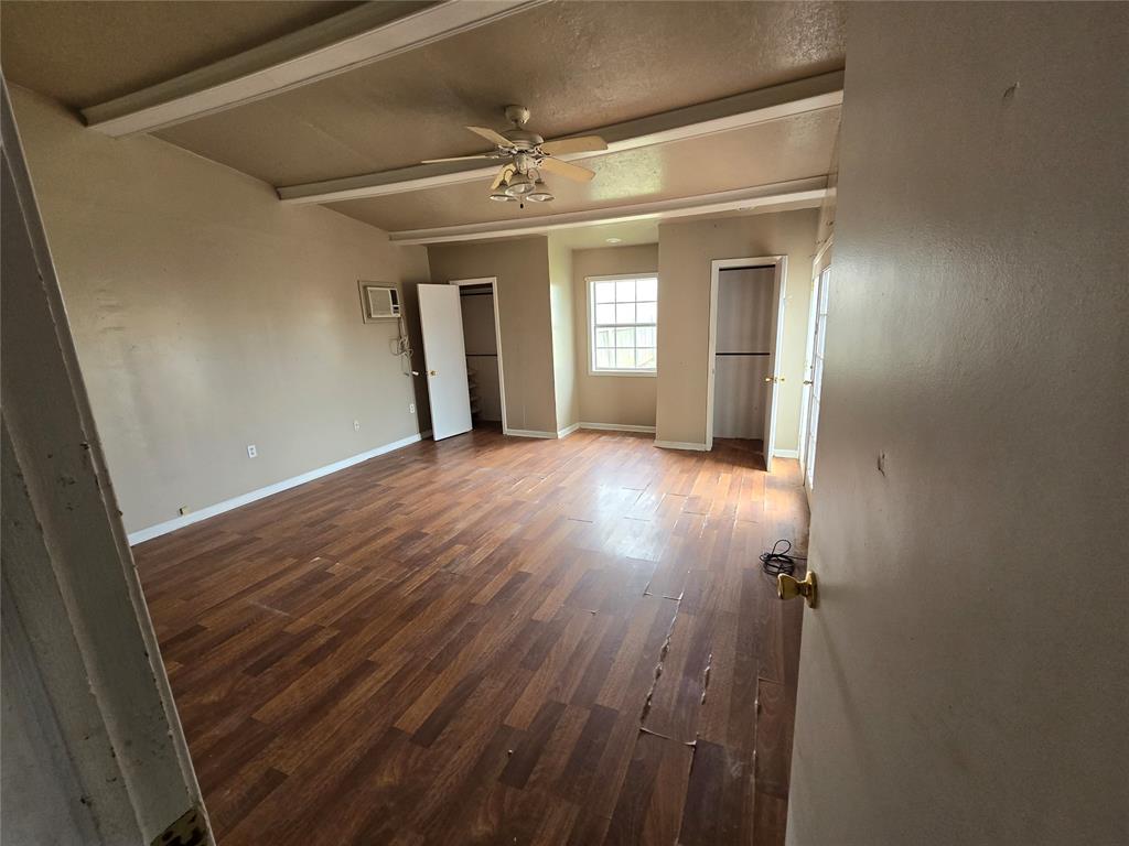223 S Oak Street Property Photo 6