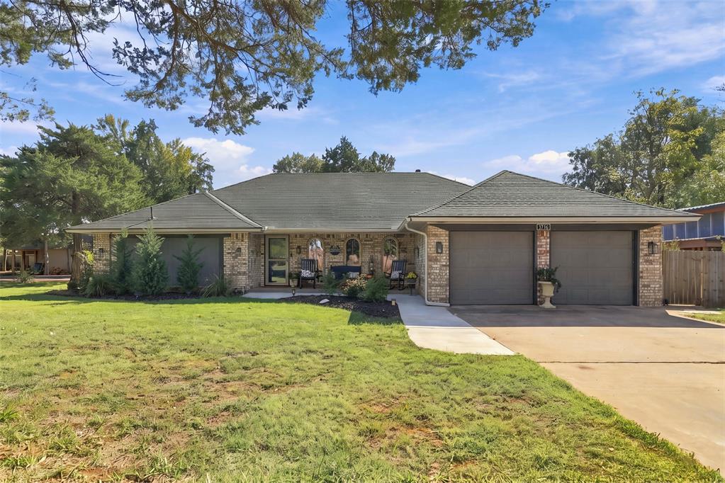 1716 E Pleasantview Lane Property Photo 1