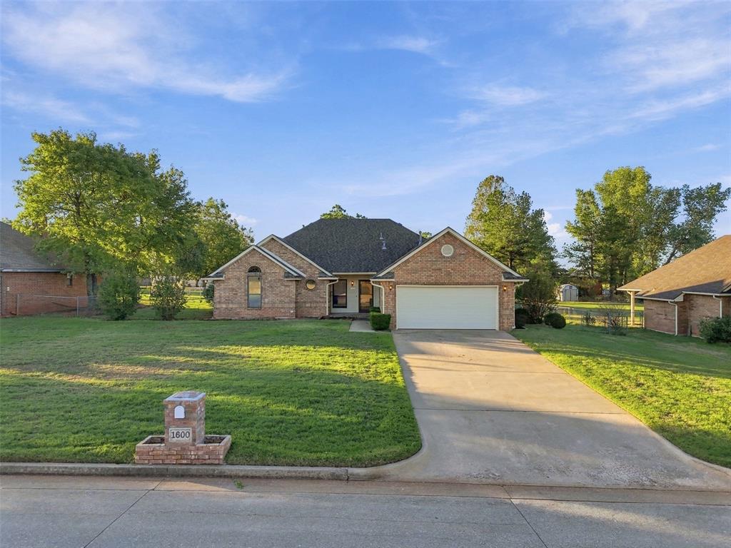 1600 E Persimmon Lane Property Photo 3