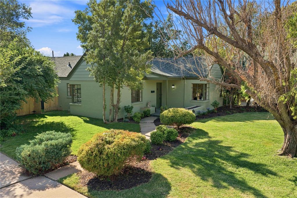 200 Edgemere Court Property Photo 1