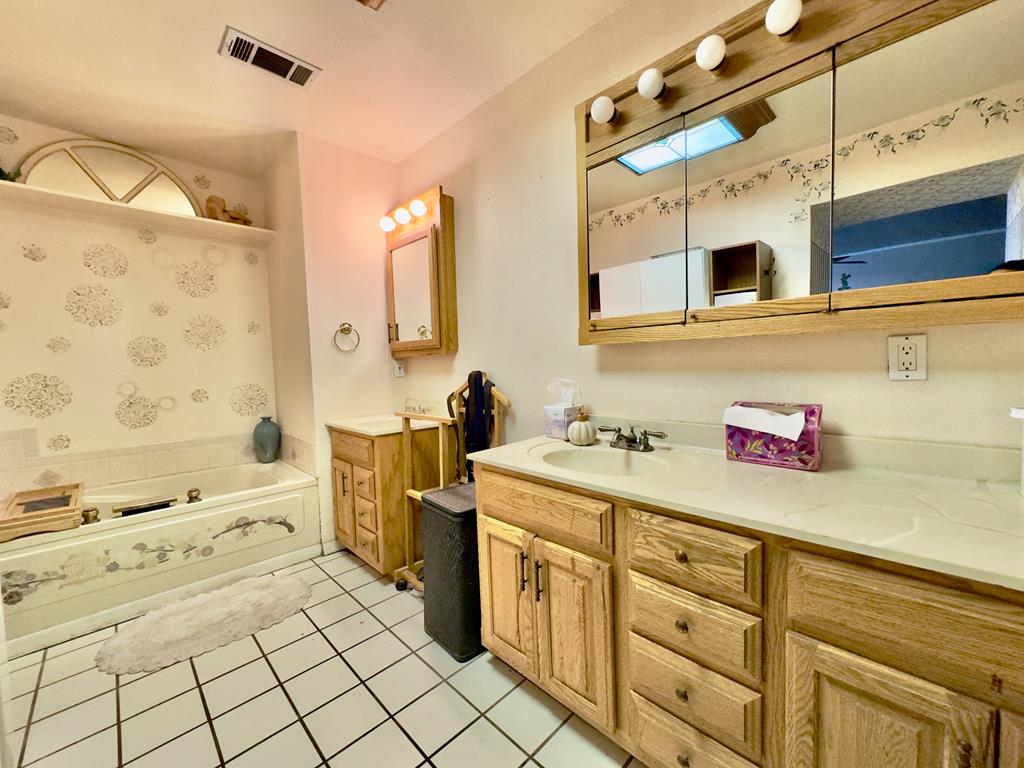 909 N St. Paul Property Photo 12