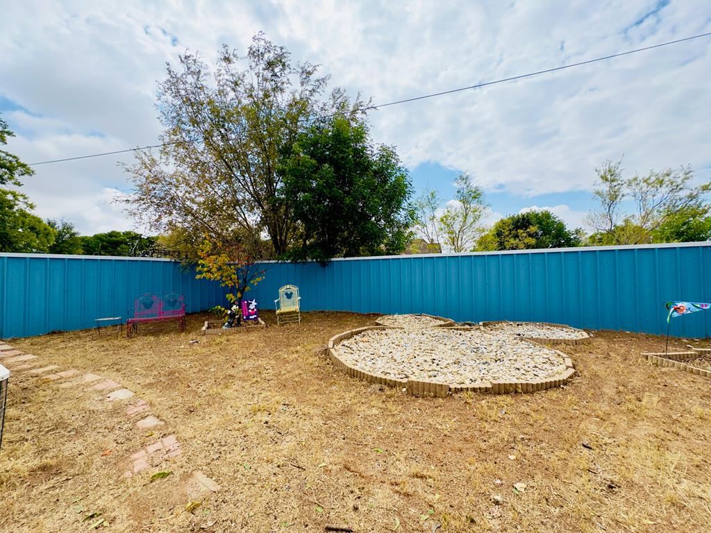 909 N St. Paul Property Photo 23