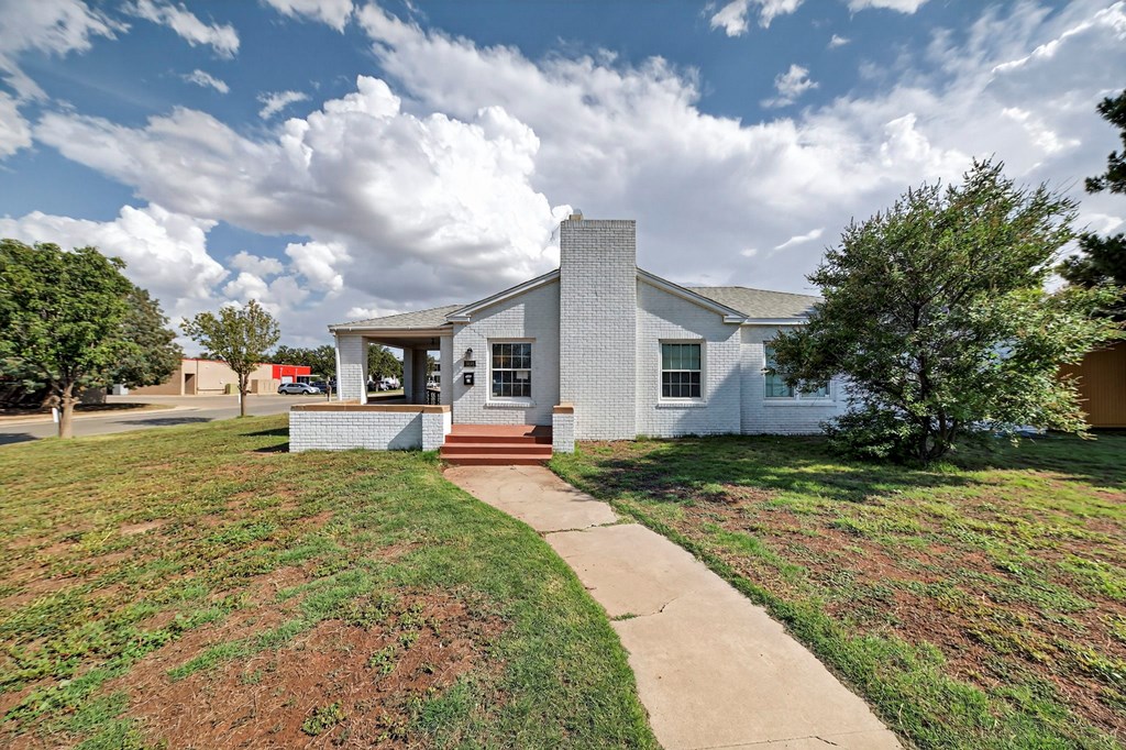 1601 W Texas Ave Property Photo 2