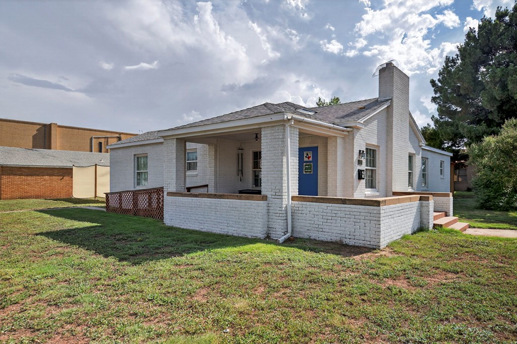 1601 W Texas Ave Property Photo 4