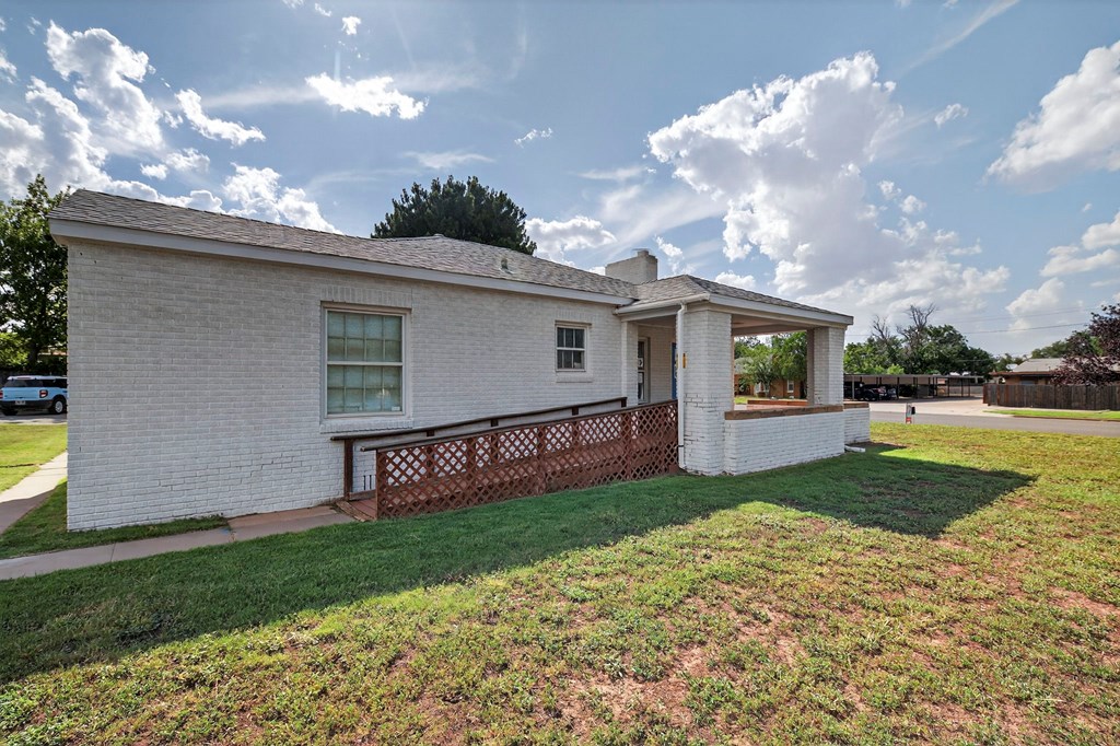 1601 W Texas Ave Property Photo 6