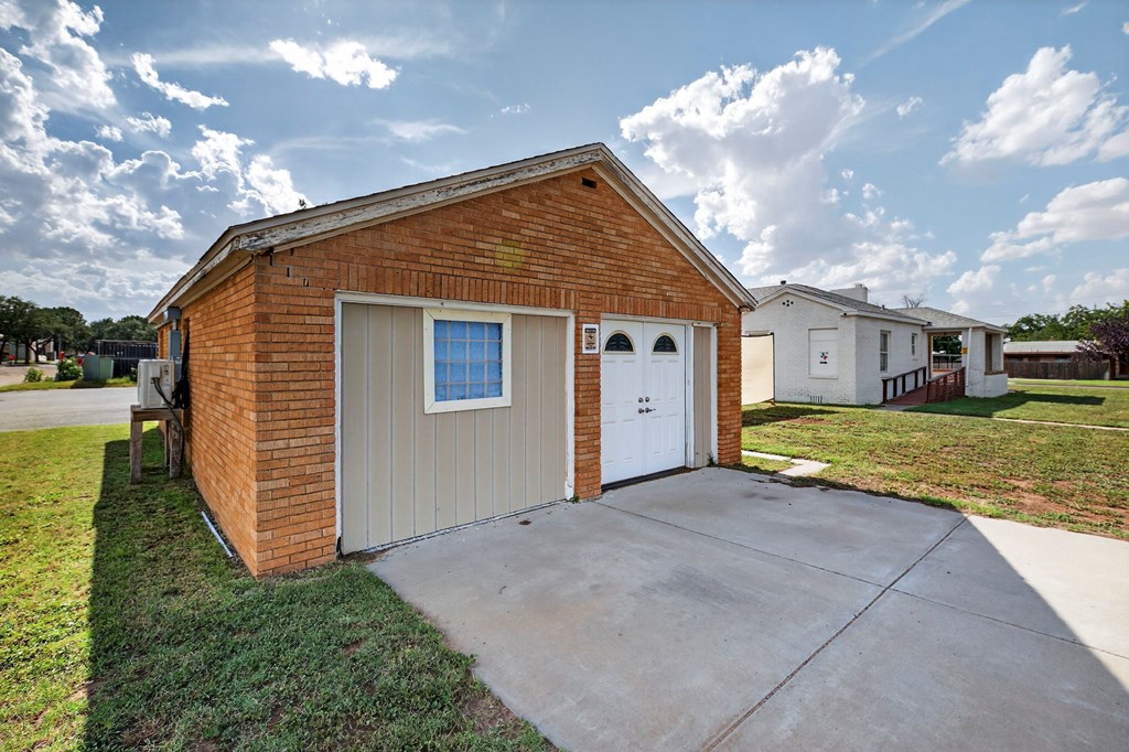 1601 W Texas Ave Property Photo 8
