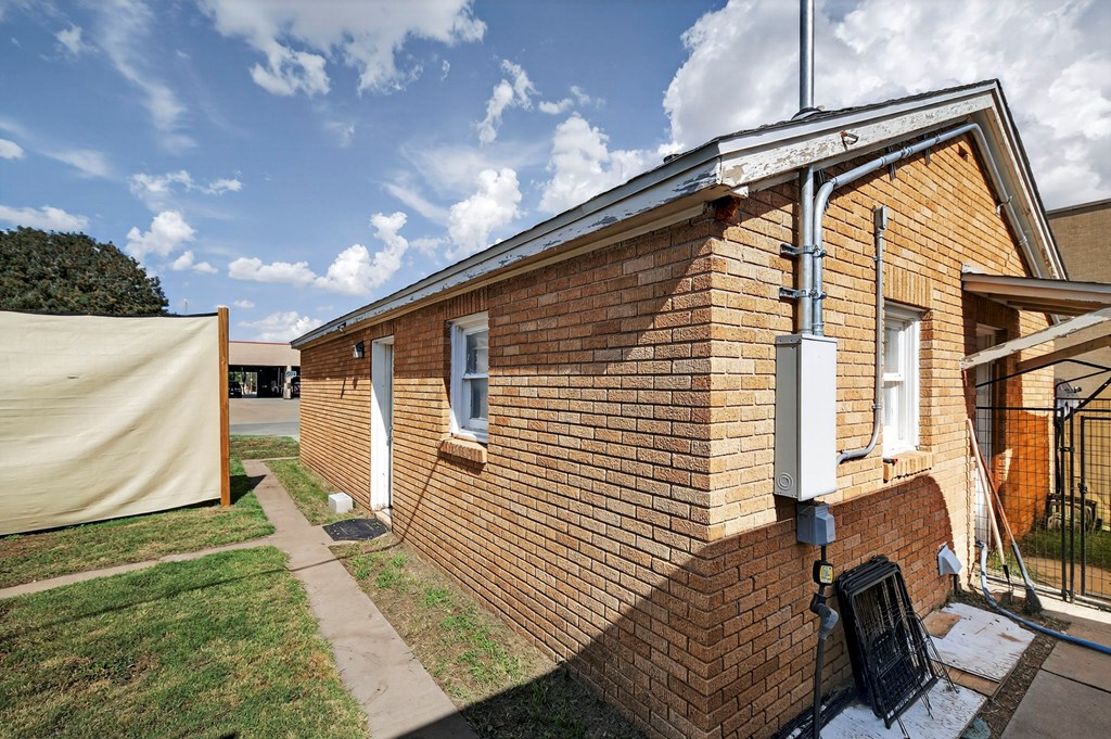 1601 W Texas Ave Property Photo 9