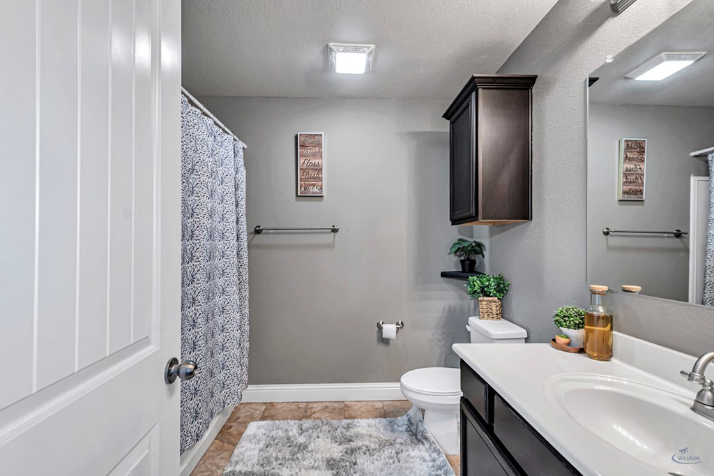 509 E 96th St Property Photo 16