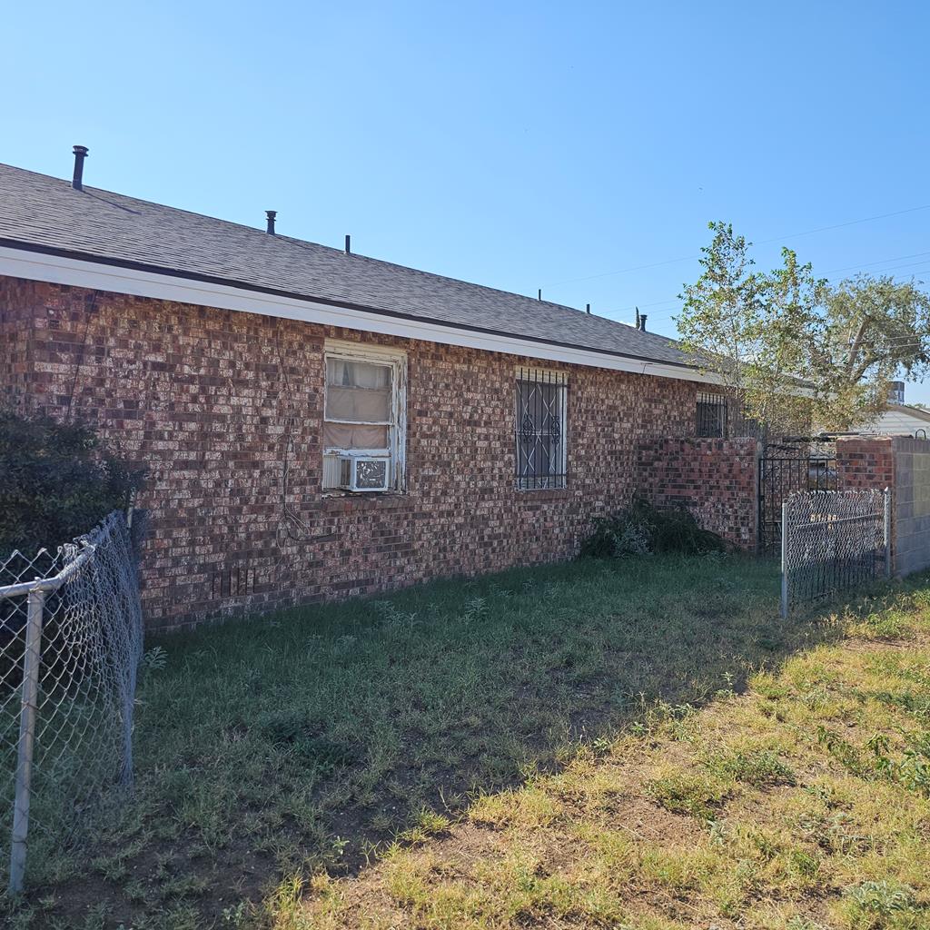 1123 E Estes Ave Property Photo 6