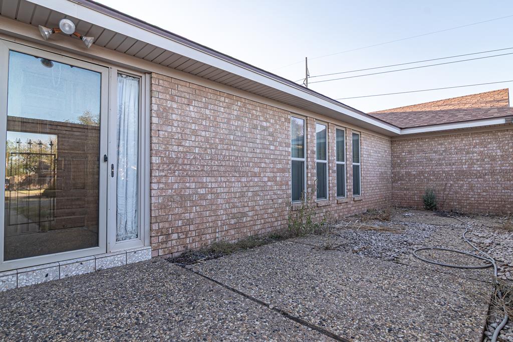 2913 Deering Dr Property Photo 2