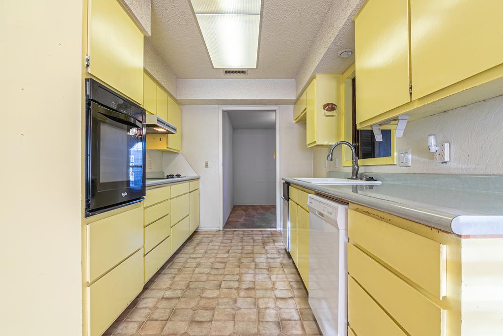 2913 Deering Dr Property Photo 5