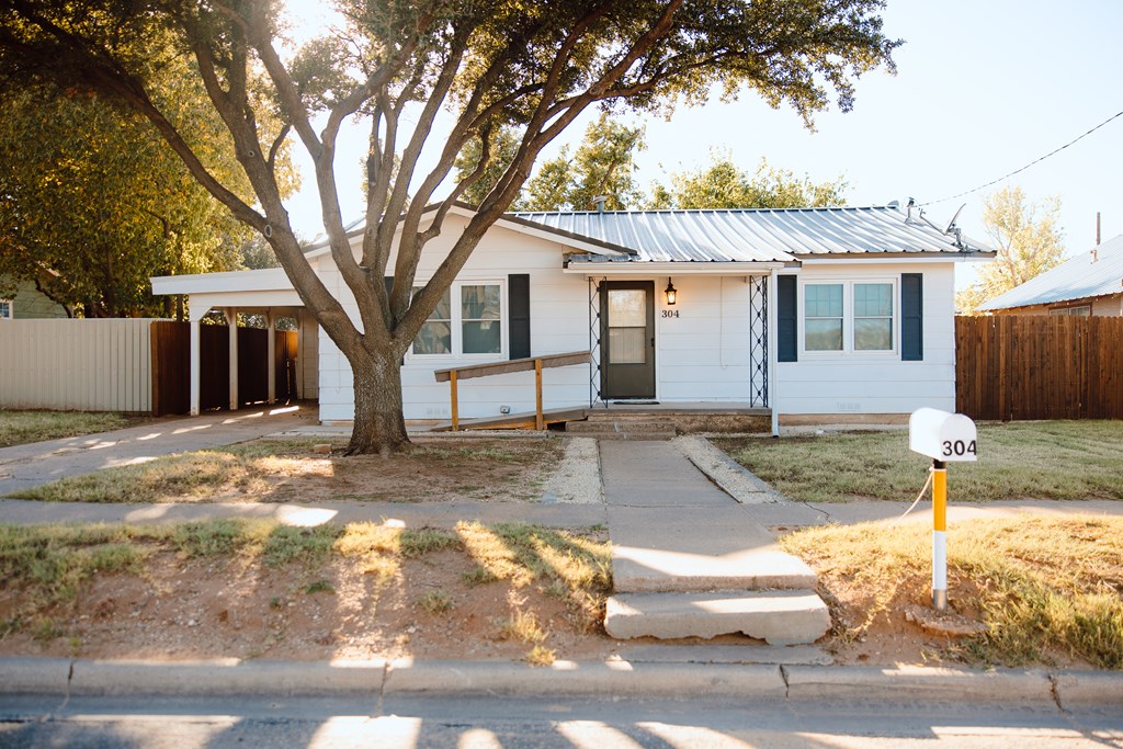 304 S Main St Property Photo 2