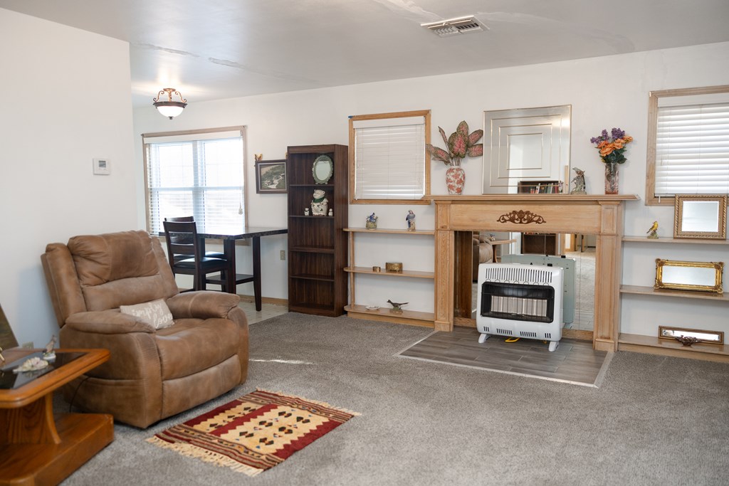 304 S Main St Property Photo 4