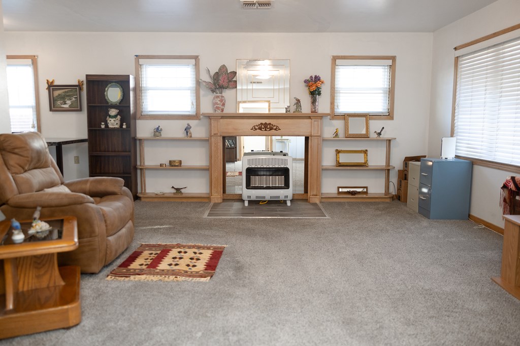 304 S Main St Property Photo 5