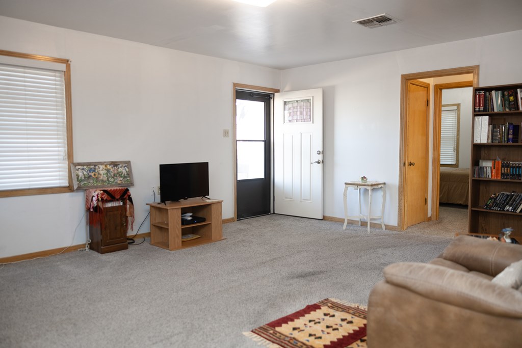 304 S Main St Property Photo 7