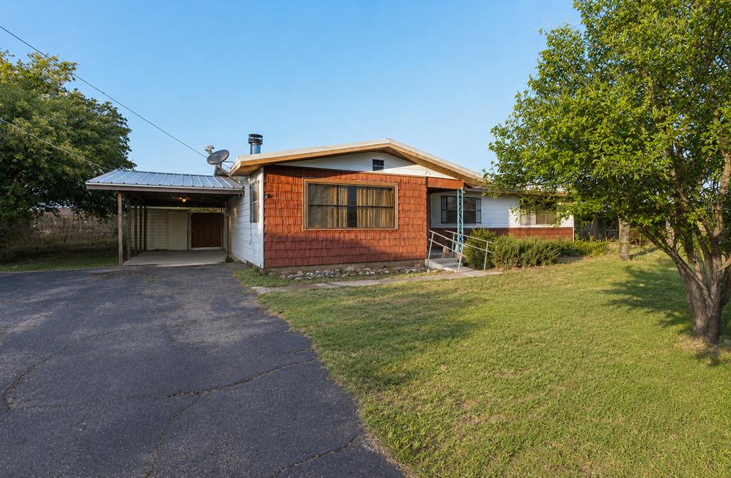 2202 Carl St Property Photo 1