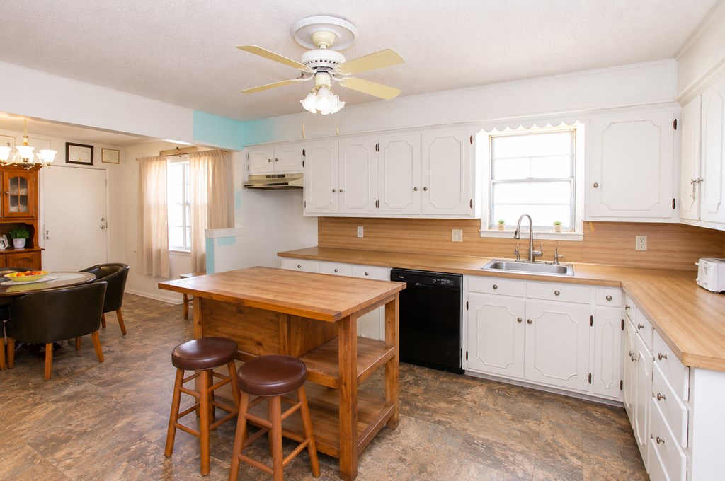 2202 Carl St Property Photo 3