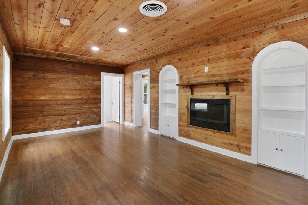 108 Miami St Property Photo 3