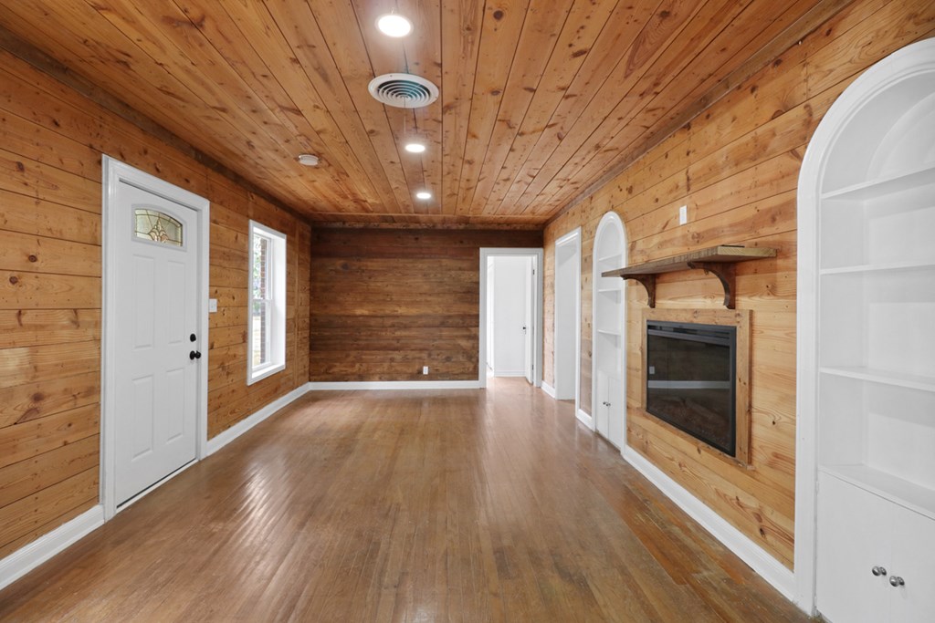 108 Miami St Property Photo 4