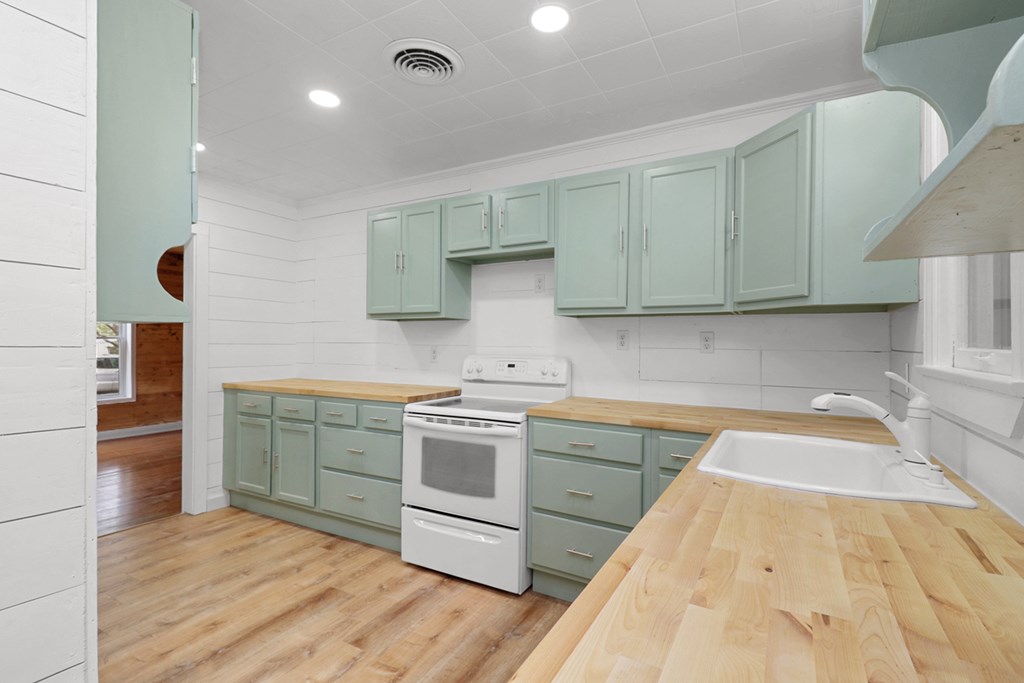108 Miami St Property Photo 8