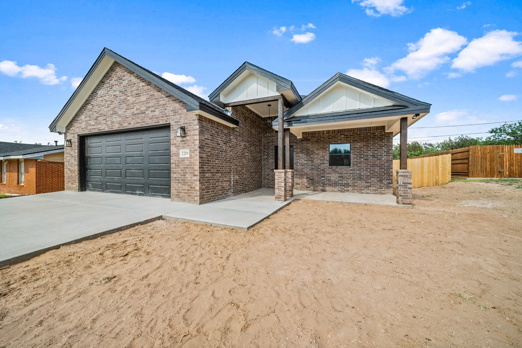 2219 Lynn Dr Property Photo 3