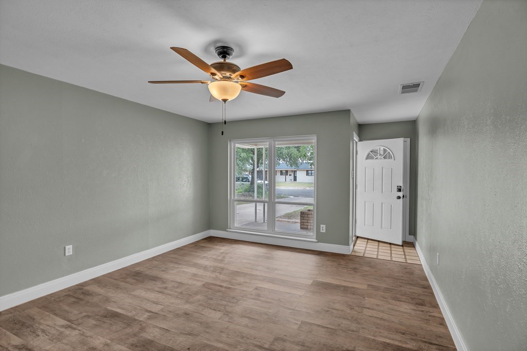 1714 Purdue Ave Property Photo 3