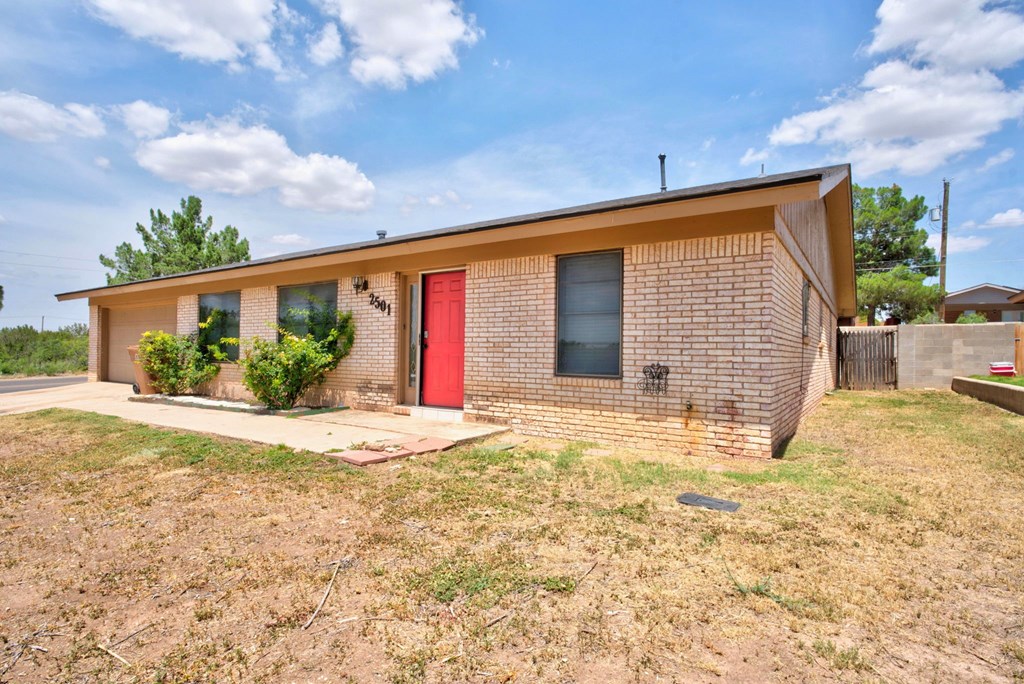 2501 Rebecca Dr Property Photo 2